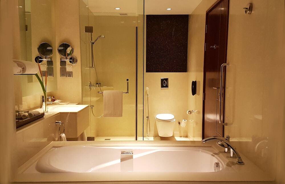 Эрамаллур: Crowne Plaza
