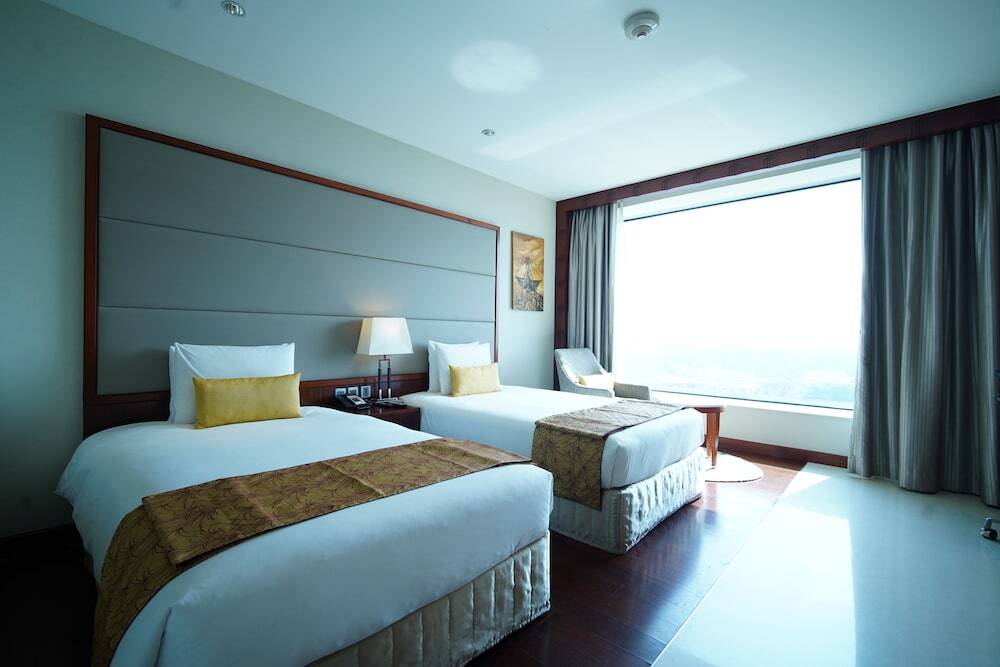 Эрамаллур: Crowne Plaza