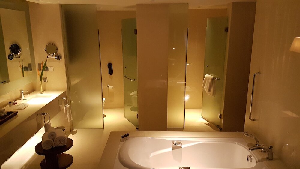 Эрамаллур: Crowne Plaza