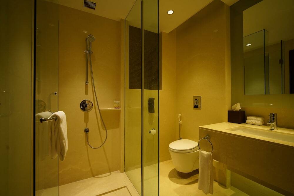Эрамаллур: Crowne Plaza