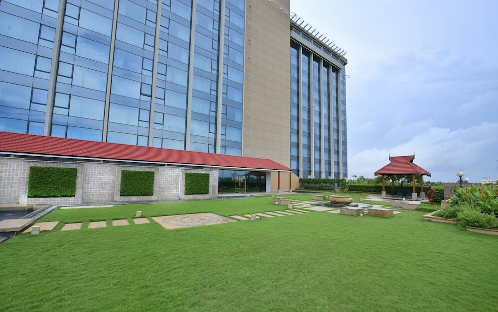 Эрамаллур: Crowne Plaza