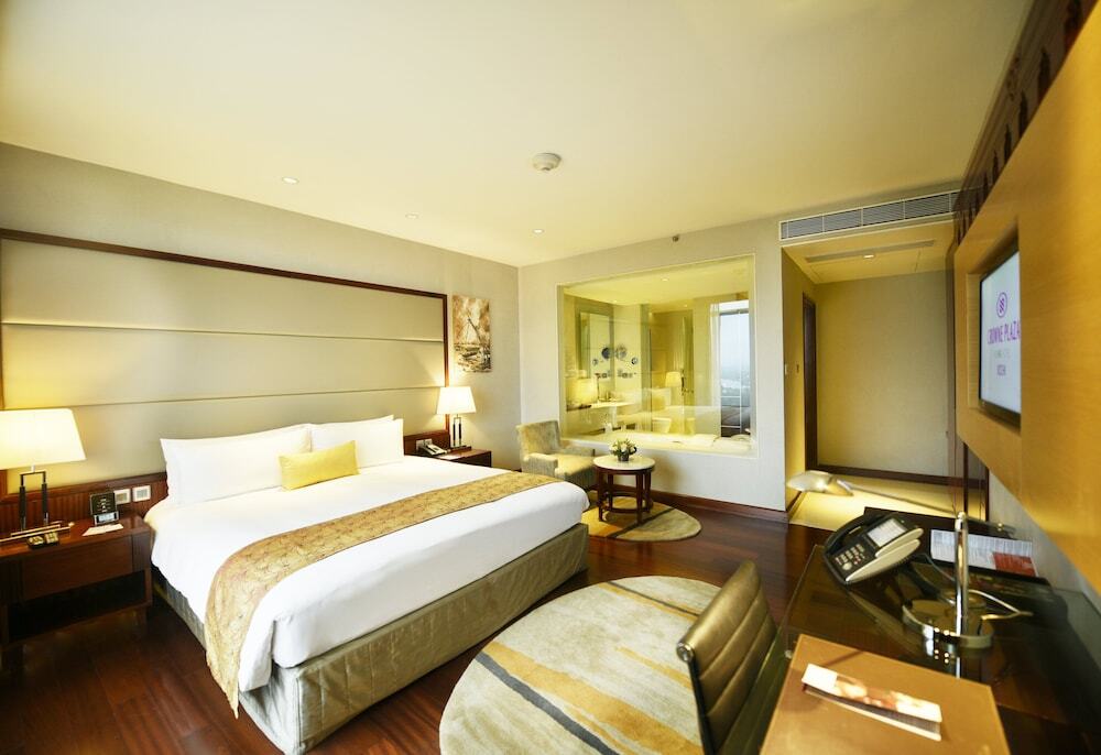Эрамаллур: Crowne Plaza