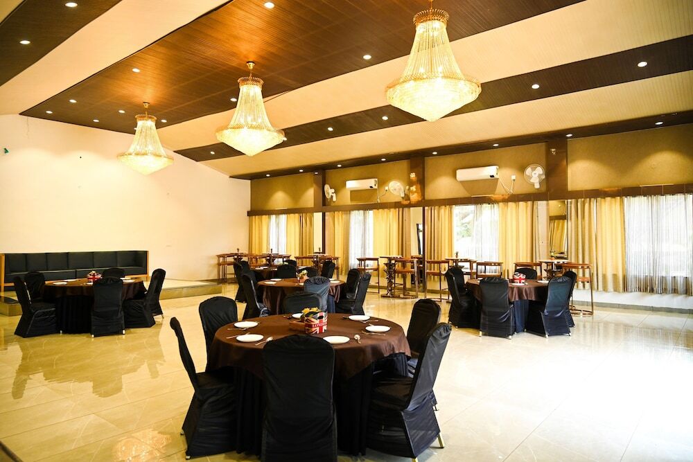 Бхопал: TGI Insignia Resort & Villa's