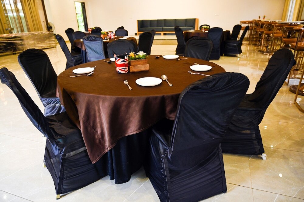 Бхопал: TGI Insignia Resort & Villa's