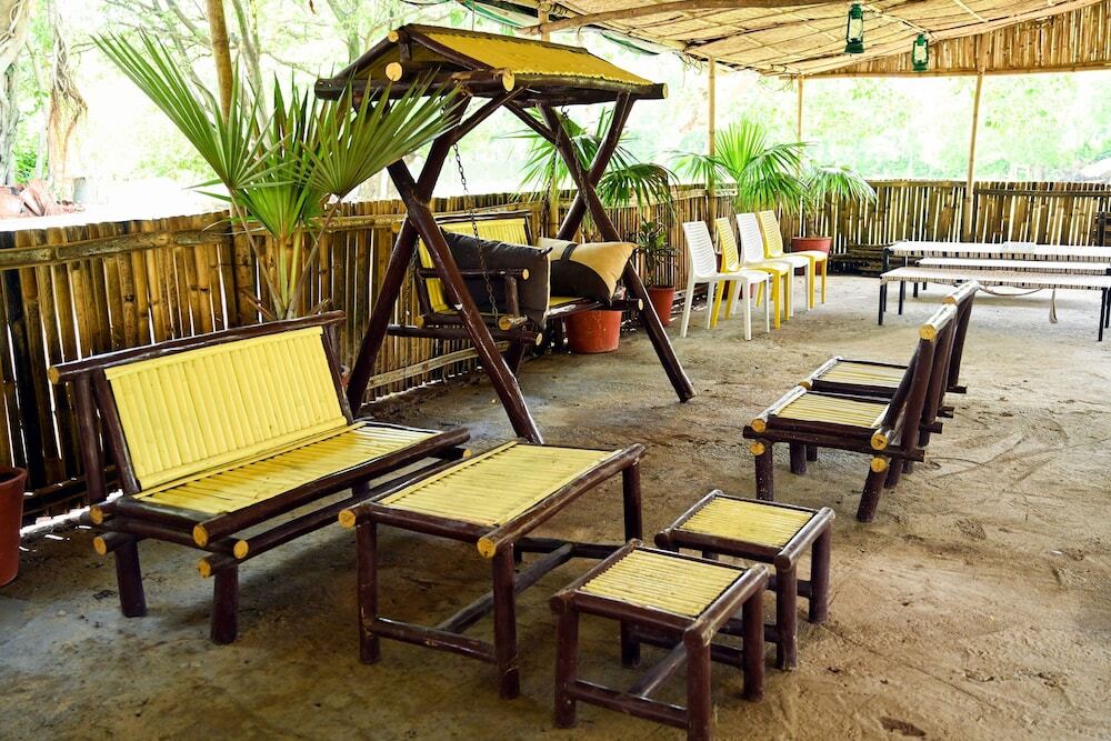 Бхопал: TGI Insignia Resort & Villa's