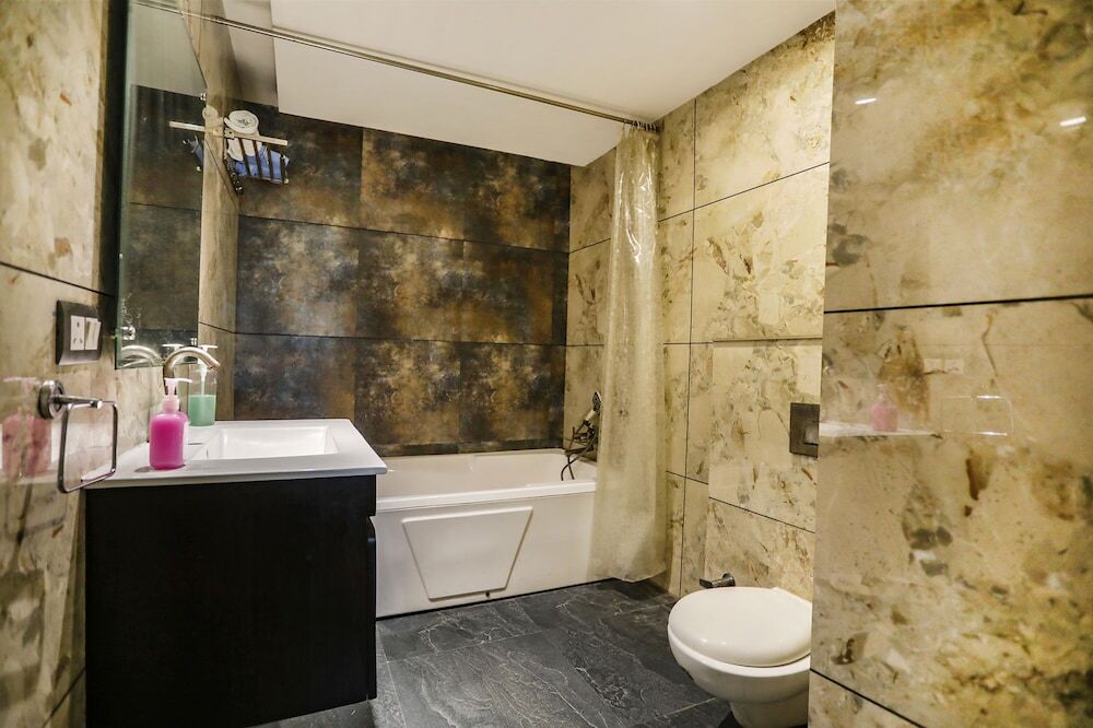 Нойда: FabHotel A&V Hospitality