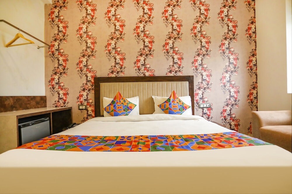 Нойда: FabHotel A&V Hospitality