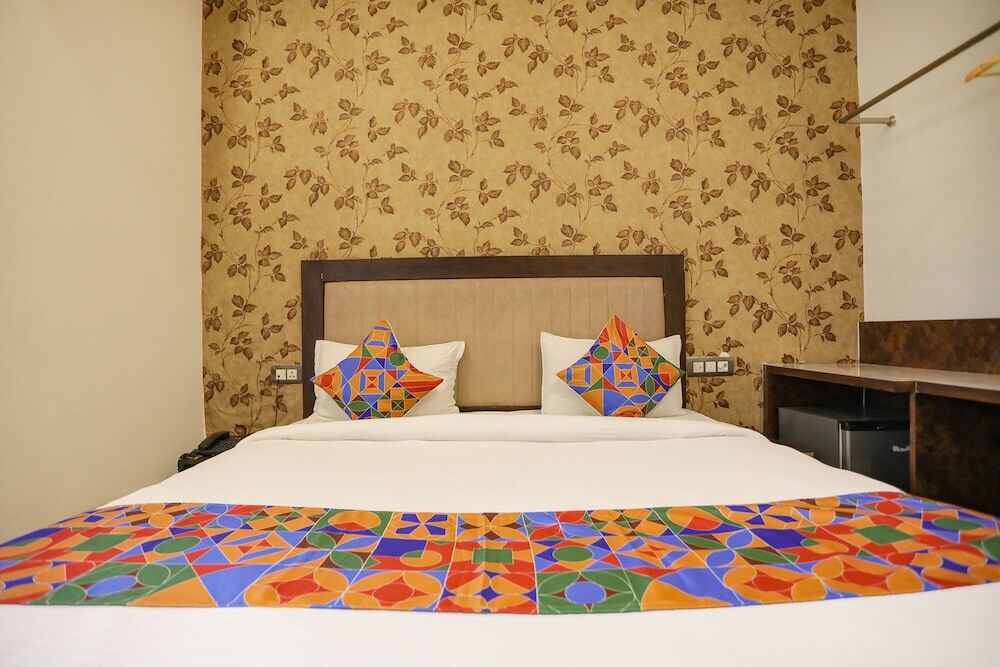 Нойда: FabHotel A&V Hospitality