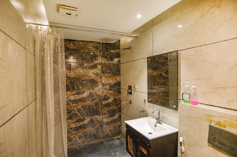 Нойда: FabHotel A&V Hospitality