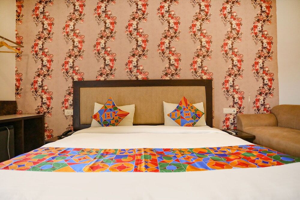 Нойда: FabHotel A&V Hospitality