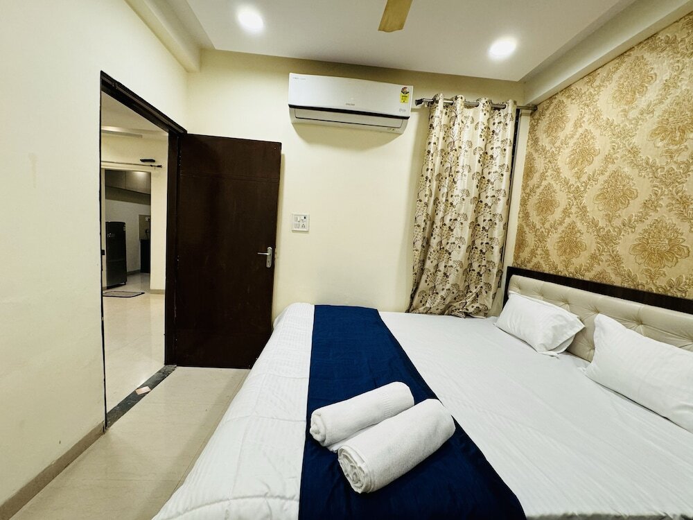 Индаур: Home Escape 2bhk Apartments