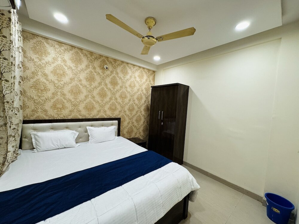 Индаур: Home Escape 2bhk Apartments