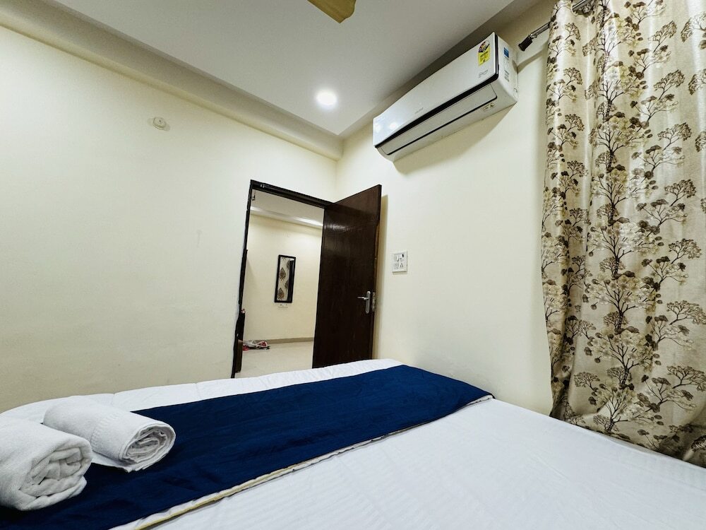 Индаур: Home Escape 2bhk Apartments