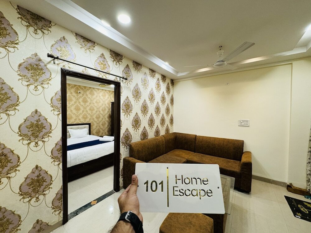 Индаур: Home Escape 2bhk Apartments