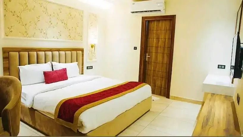 Гуруграм: Hotel White Rock Sector 68  Sohna Road