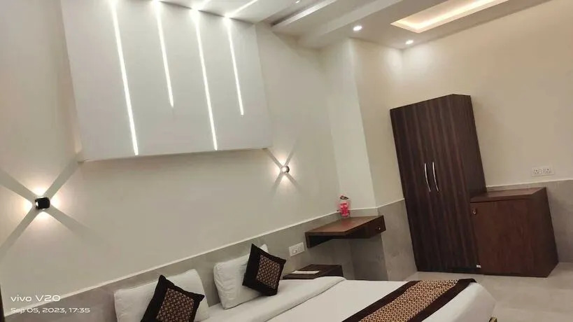 Гуруграм: Hotel White Rock Sector 68  Sohna Road