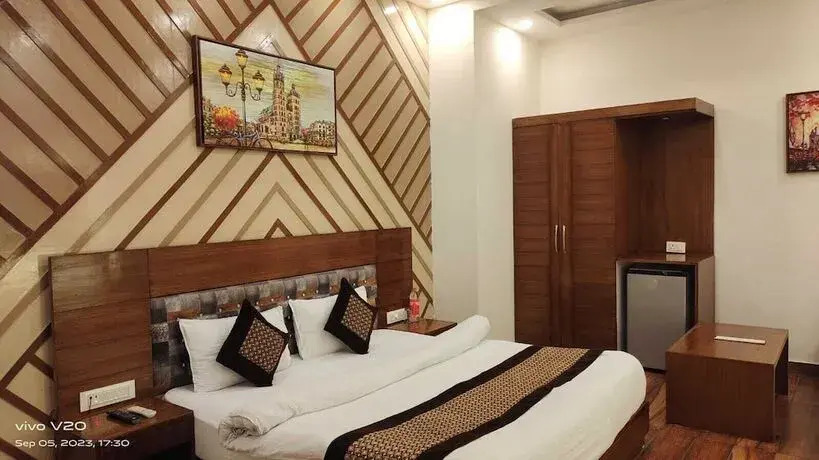 Гуруграм: Hotel White Rock Sector 68  Sohna Road