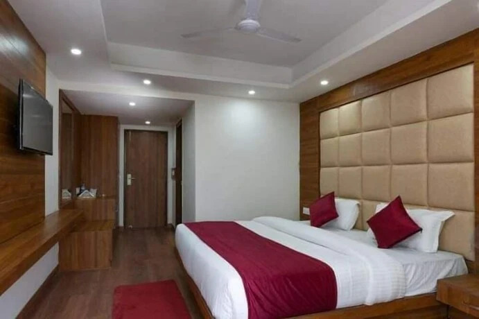 Гуруграм: Hotel White Rock Sector 68  Sohna Road