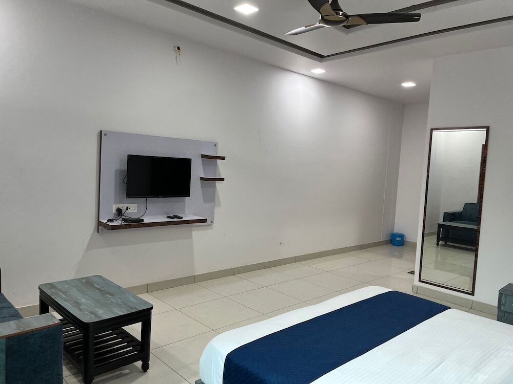 Патоли: Hotel Surya Inn