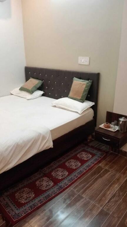 Бихта: Hotel Basera