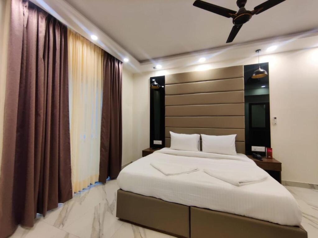 Нойда: Pk Boutique Hotel