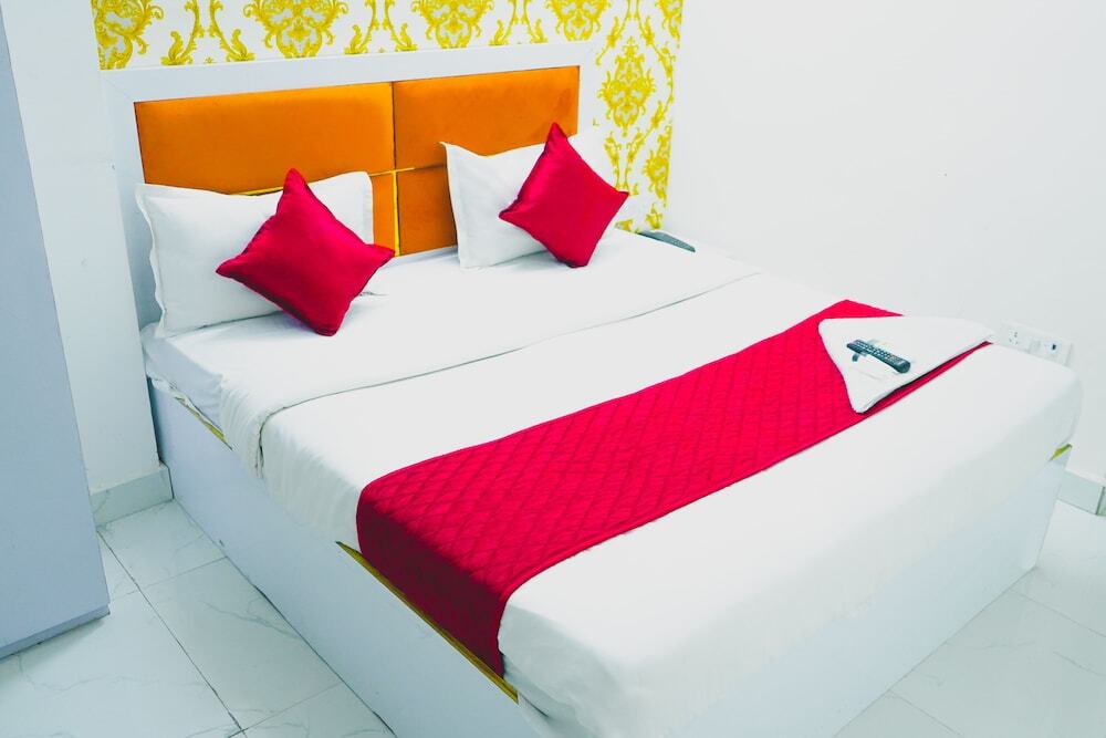 Нойда: Roomshala 143 Shubham Residency Sec 70