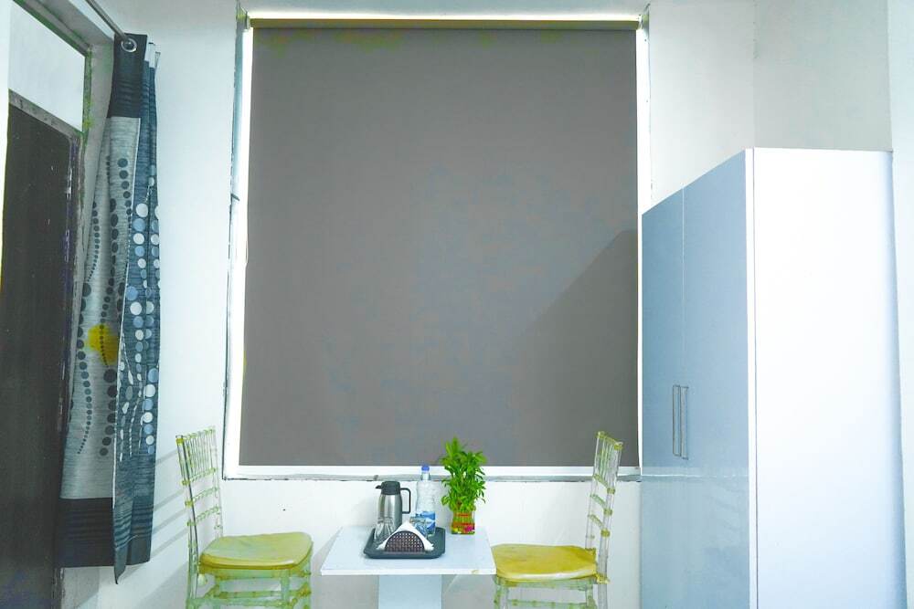 Нойда: Roomshala 143 Shubham Residency Sec 70