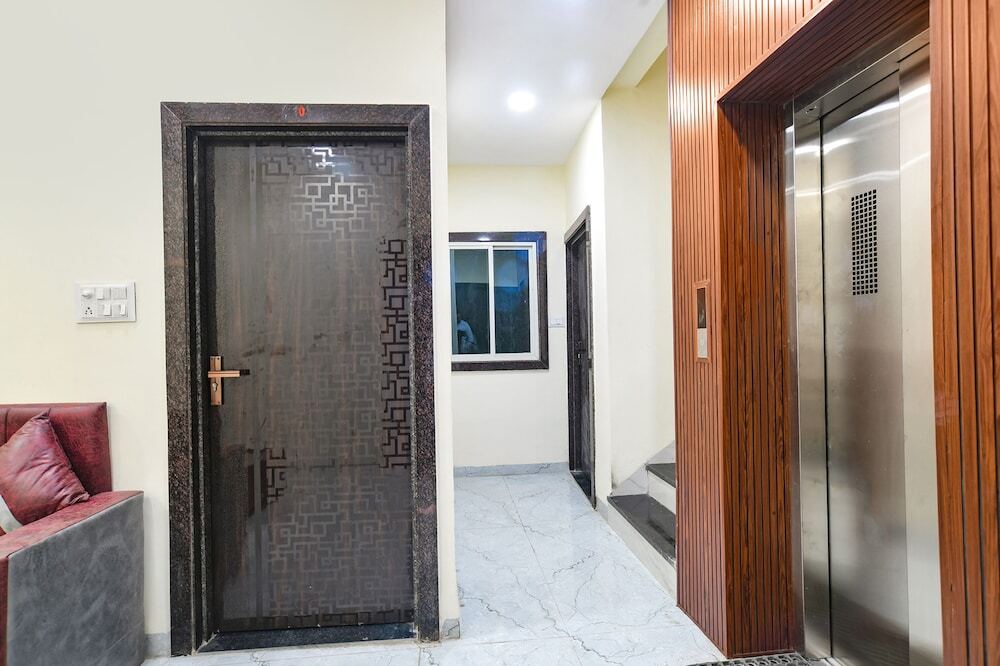 Индаур: Fabexpress Dev Shree Palace