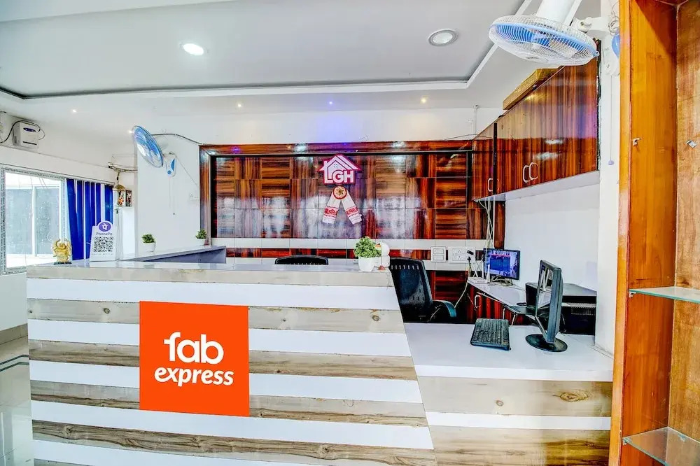 Гувахати: Fabexpress Lakhi