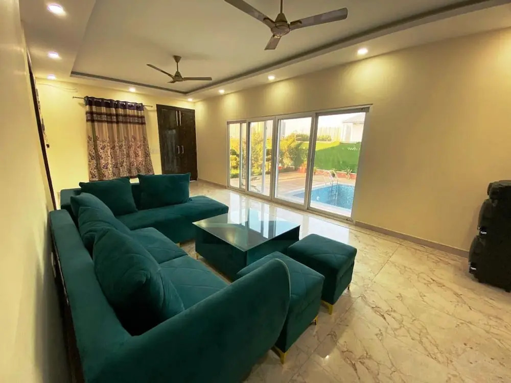 Большая Нойда: GoBravo 72 - 3BHK Farm with Pool & Garden Sec150 Noida