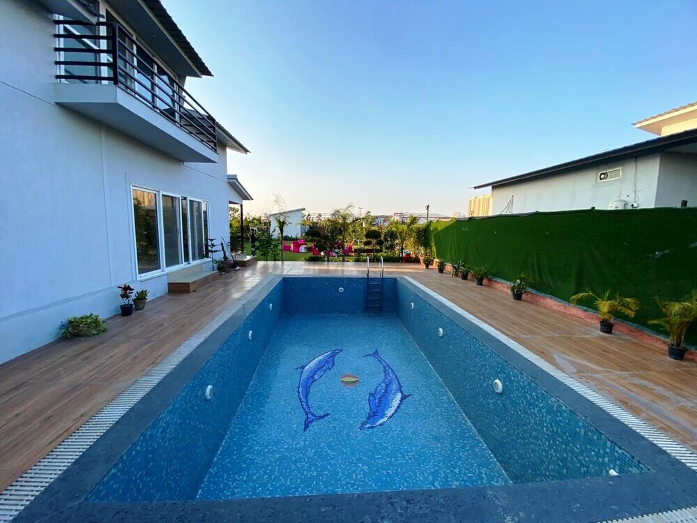 Большая Нойда: GoBravo 72 - 3BHK Farm with Pool & Garden Sec150 Noida