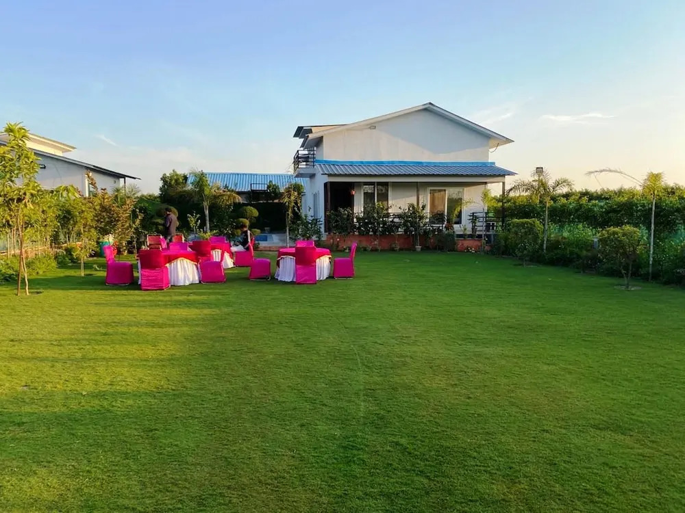 Большая Нойда: GoBravo 72 - 3BHK Farm with Pool & Garden Sec150 Noida