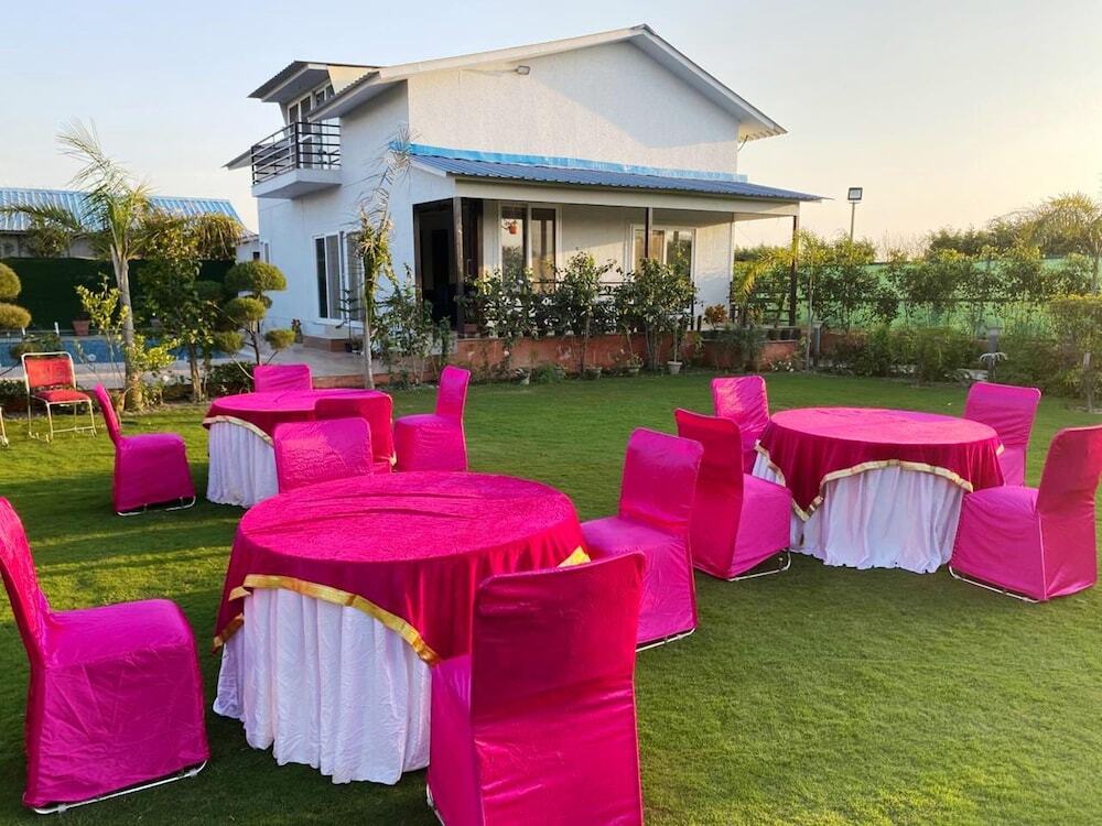 Большая Нойда: GoBravo 72 - 3BHK Farm with Pool & Garden Sec150 Noida