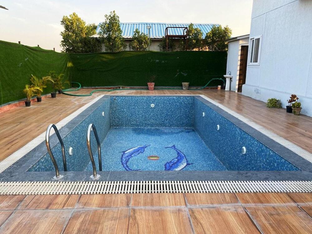 Большая Нойда: GoBravo 72 - 3BHK Farm with Pool & Garden Sec150 Noida