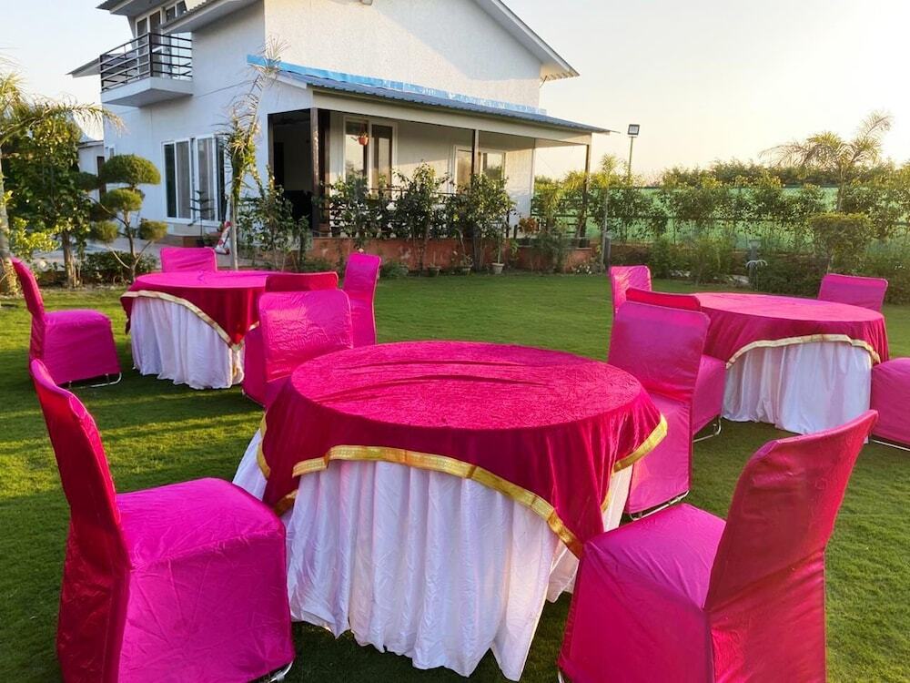Большая Нойда: GoBravo 72 - 3BHK Farm with Pool & Garden Sec150 Noida