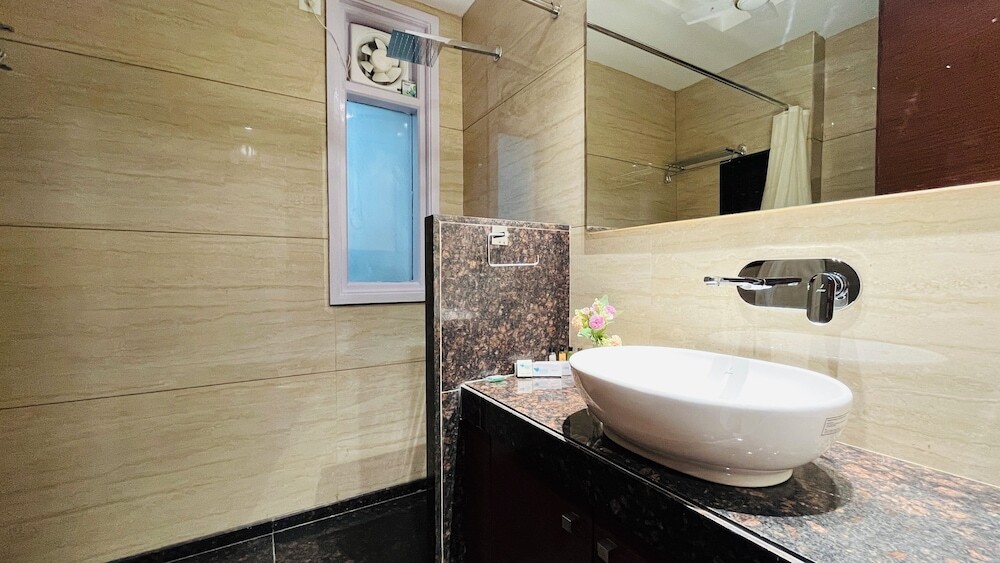 Гуруграм: BluO 3BHK Golf Course Road Balcony Lift