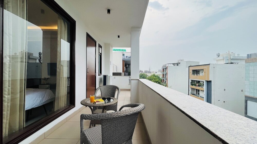 Гуруграм: BluO 3BHK Golf Course Road Balcony Lift