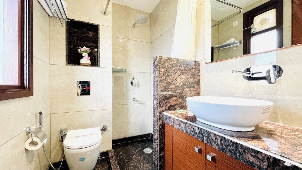 Гуруграм: BluO 3BHK Golf Course Road Balcony Lift