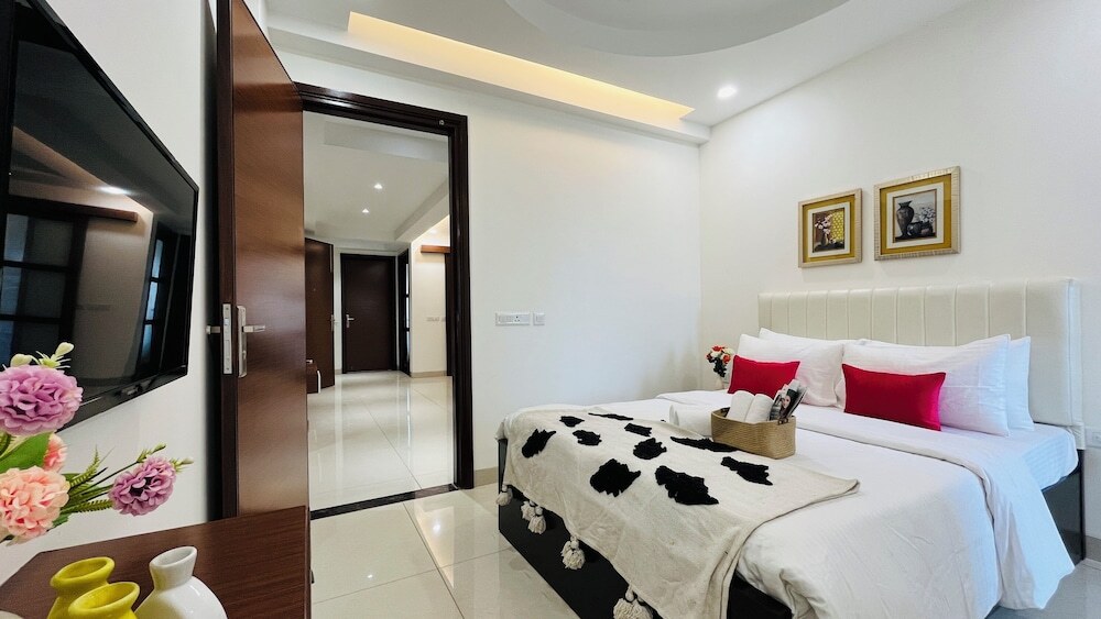 Гуруграм: BluO 3BHK Golf Course Road Balcony Lift
