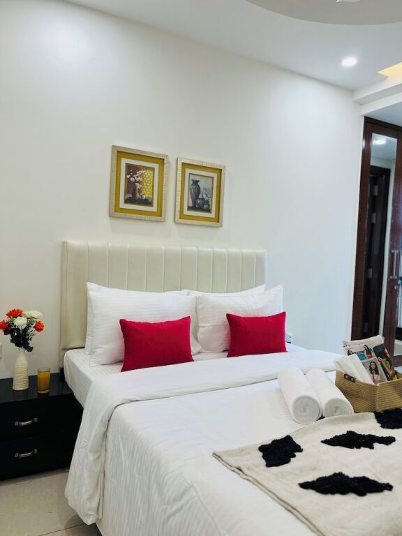 Гуруграм: BluO 3BHK Golf Course Road Balcony Lift