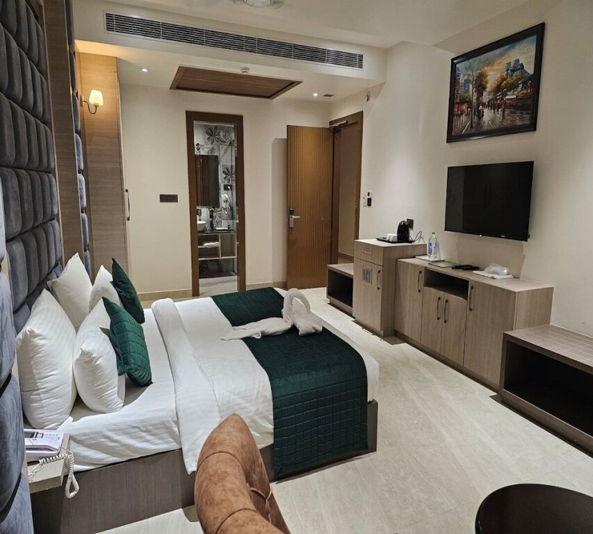 Aligarh: Hotel Gold In Leaf