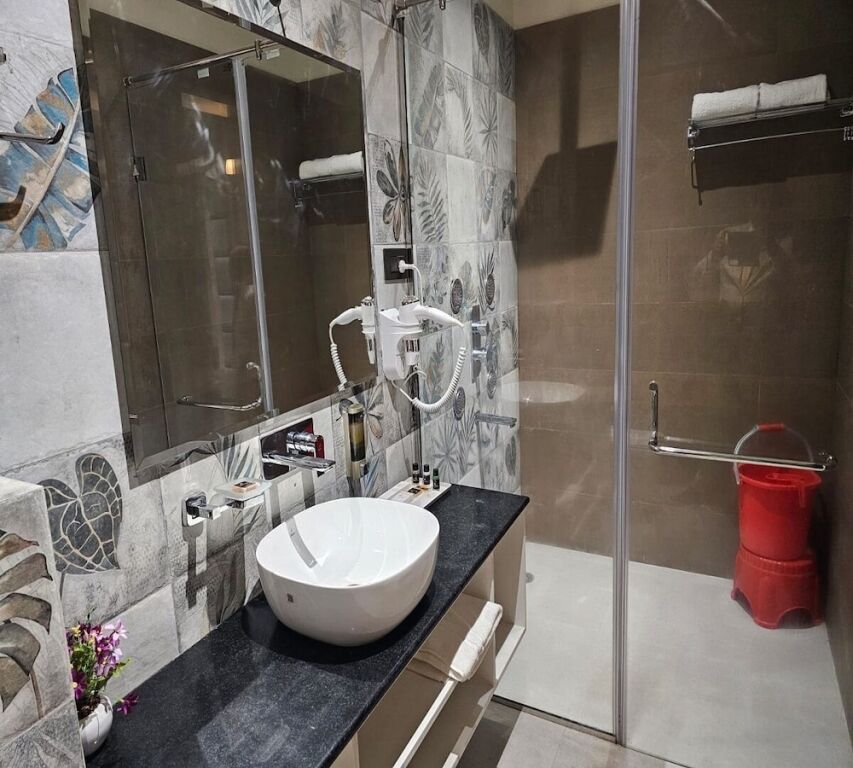 Aligarh: Hotel Gold In Leaf