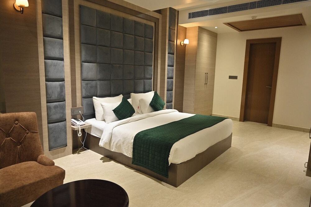 Aligarh: Hotel Gold In Leaf