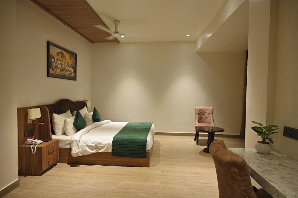 Aligarh: Hotel Gold In Leaf