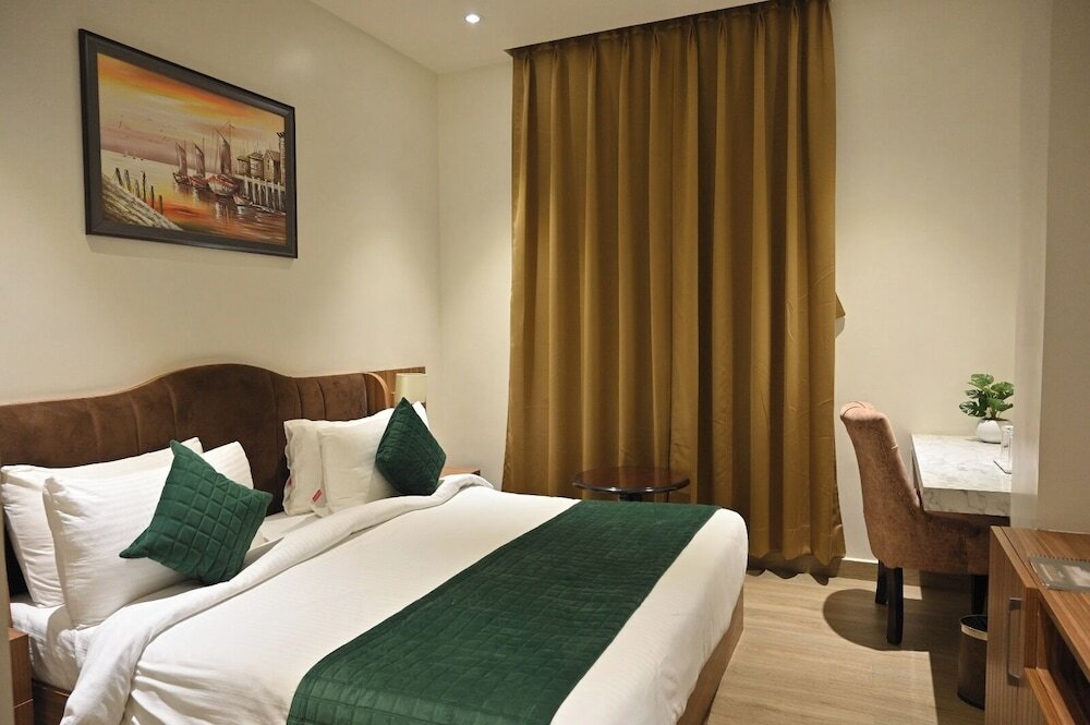 Aligarh: Hotel Gold In Leaf