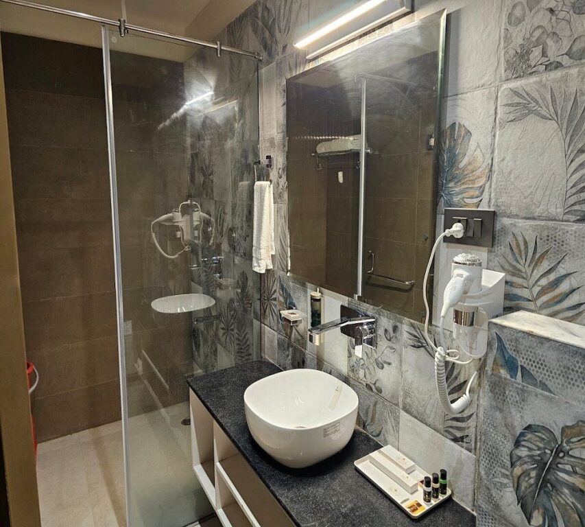Aligarh: Hotel Gold In Leaf