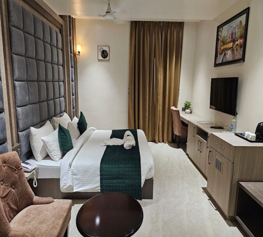 Aligarh: Hotel Gold In Leaf