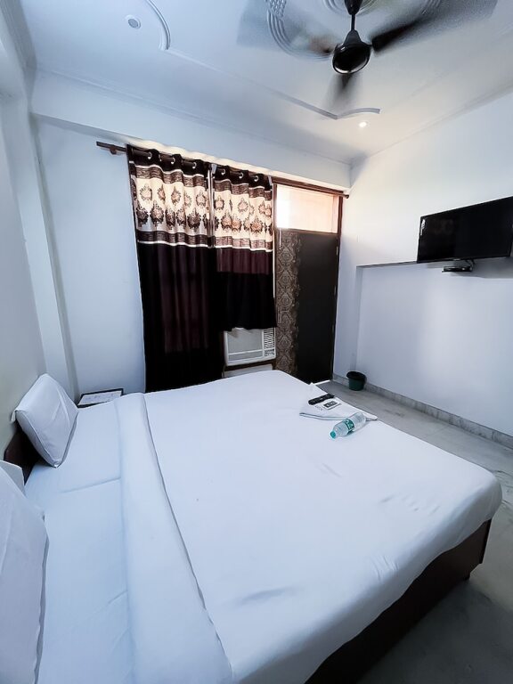 Нойда: Roomshala 117 Shubham residency
