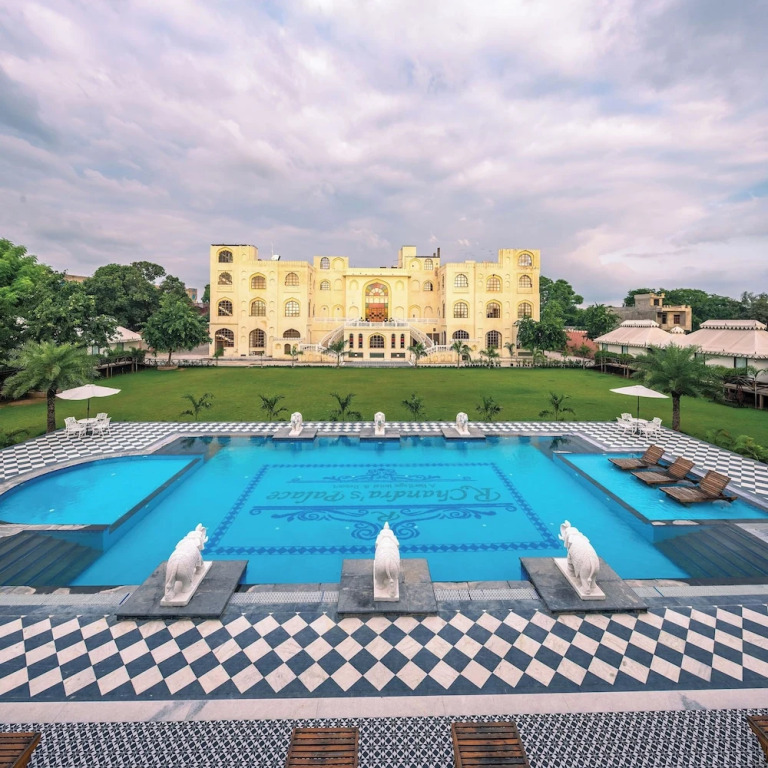 Хому: R Chandras Palace