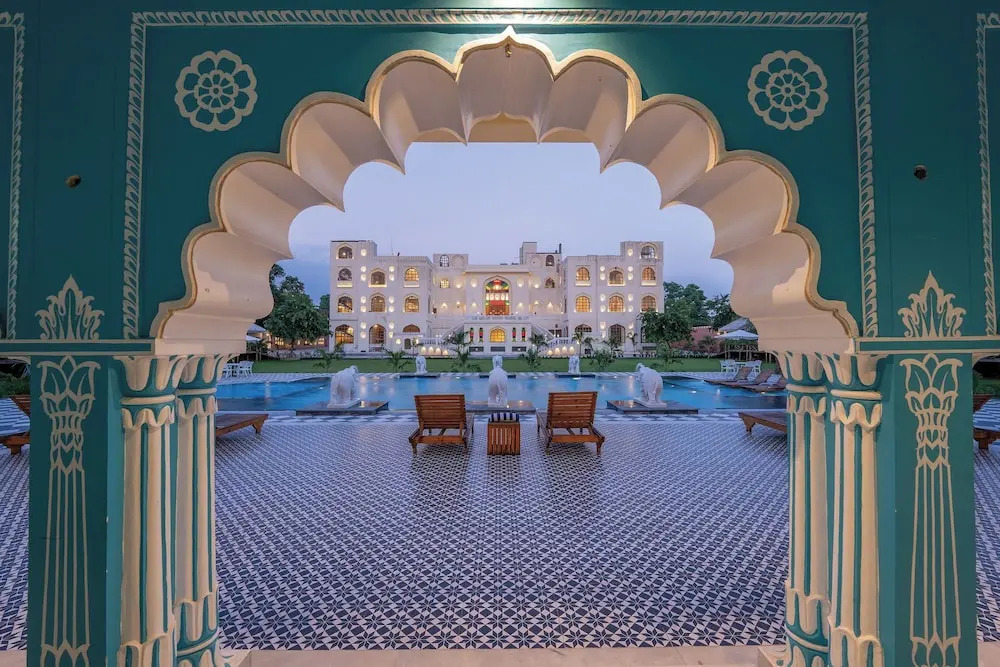 Хому: R Chandras Palace